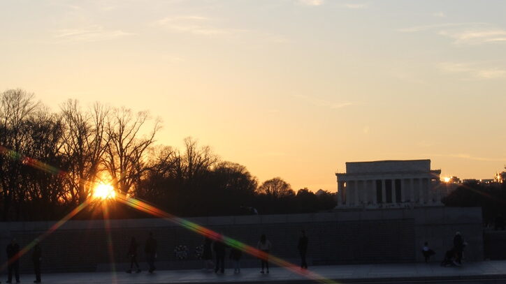 lincoln memorial sun rays